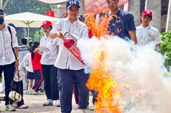 Học sinh Hà Nội vào vai lính cứu hỏa, trải nghiệm tham gia chữa cháy