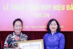 Trao Huy hiệu 45 năm tuổi Đảng tặng GS.TS Nguyễn Thị Doan