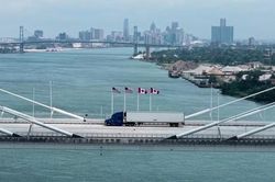 Mỹ cấm nhập rượu, sữa từ Canada, căng thẳng thương mại gia tăng