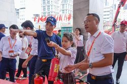 Hà Nội: Học sinh háo hức trải nghiệm các công nghệ phòng cháy chữa cháy hiện đại
