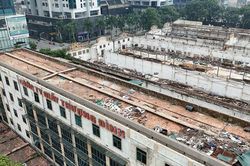 Cận cảnh khu đất hơn 3,6 ha của nhà máy Giầy Thượng Đình đang được tháo dỡ