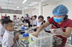 Hà Nội: Yêu cầu rà soát phương án tổ chức bữa ăn bán trú cho học sinh