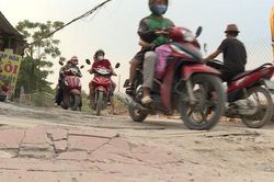 Phường Yên Nghĩa: Bao giờ người dân hết khổ vì đường sụt lún?