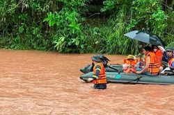Vì sao đợt mưa lớn ở miền Trung diễn biến phức tạp?