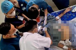 Nguy kịch vì viên thuốc mắc đường thở, bác sĩ mở khí quản ngay tại phòng bệnh