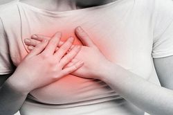 Áp xe tuyến vú ở trẻ vị thành niên, cha mẹ tuyệt đối không làm việc này