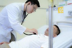 Ép tim hơn 1 giờ cứu người đàn ông bất ngờ ngừng tim khi đang ăn