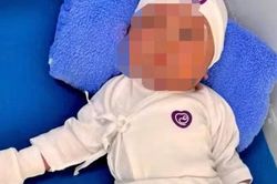 Xót xa bé trai sơ sinh chưa cắt rốn bị bỏ trước cổng tịnh xá