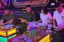 Kiểm tra quán karaoke, phát hiện 4 nhân viên nữ đang múa khiêu dâm