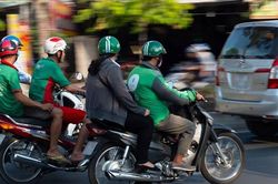 Vì đâu hàng nghìn lái xe công nghệ Grab 'rủ nhau' tắt app trong 2 ngày?