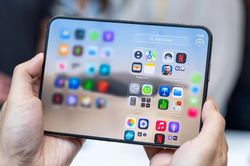 Apple lần đầu bán iPhone giá trên trăm triệu ở Việt Nam