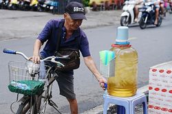 Tiệm vàng TP.HCM chi hơn 1,5 triệu đồng/ngày làm trà đá miễn phí