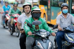 Tài xế Grab kêu gọi tắt app, tranh cãi chuyện chia tiền mỗi cuốc xe