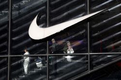 Nike rời nhóm 100 doanh nghiệp lớn nhất Mỹ