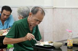 Quán cơm chỉ mong được 'ế' khách ở TP.HCM