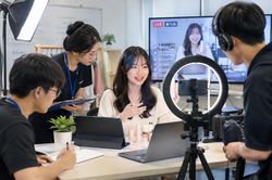 Môn học mới trên giảng đường: Sinh viên lên sóng livestream để lấy điểm