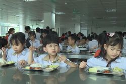 [Video] Không vì yêu cầu tiến độ bữa ăn mà bỏ qua các yêu cầu về an toàn thực phẩm