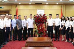 Thứ trưởng Tài chính Cao Anh Tuấn tới thăm và chúc mừng 81 năm Ngày Truyền thống ngành Thuế