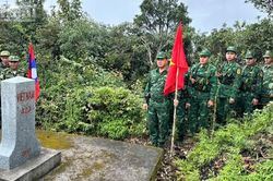 Phối hợp tuần tra song phương trên biên giới Việt Nam-Lào