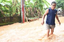 Hàng trăm hộ dân ngập lụt do nước sông Buông dâng cao