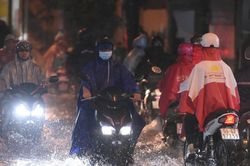 Mưa kéo dài, nhiều tuyến đường ở Thành phố Hồ Chí Minh ngập nặng