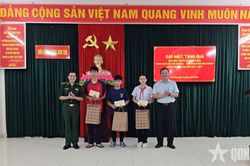 Trao quà tặng học sinh trong Chương trình 'Nâng bước em tới trường-Con nuôi đồn Biên phòng'