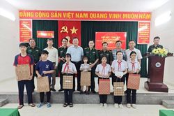 Ấm áp những phần quà đầu năm học từ người lính Biên phòng