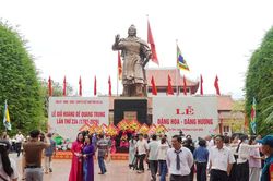 Đông đảo người dân, du khách về dự lễ giỗ vua Quang Trung - Nguyễn Huệ