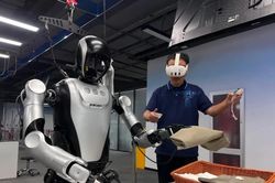 Trung Quốc xây 'trường học' để robot học việc như người