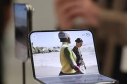 Apple ra mắt iPhone màn hình gập iPhone Duo với giá kỷ lục từ 1.999 USD