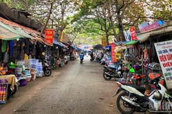 [SPOTLIGHT] Chợ Phùng Khoang Hà Nội chuyển đổi số với livestream và quét mã QR
