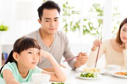 Cha mẹ nên ứng xử thế nào khi con liên tục chê 'cơm nhà nấu'?
