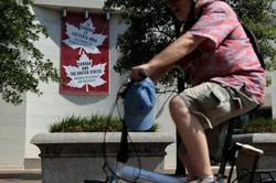 Căng thẳng thương mại Mỹ-Canada: Thuế quan không còn là công cụ duy nhất, ai chiếm thế thượng phong?