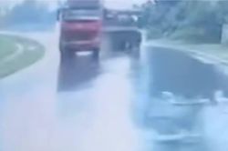 Xe đầu kéo văng sang làn ngược chiều, tông xe khách khiến 2 người tử vong