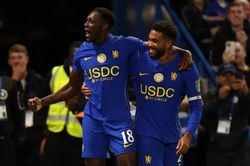 Welbeck lập cú đúp trong trận cầu 9 bàn thắng của Chelsea