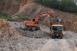 Xử lý bãi đổ trộm chất thải ngay trước cổng nhà máy rác lớn nhất Hà Nội
