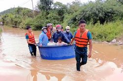 Đường ngập sâu, học sinh một số điểm trường ở Lâm Đồng tạm thời nghỉ học