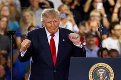 Tổng thống Trump hứa tặng 5.000 USD cho mỗi người Mỹ nếu đảng Cộng hòa thắng cử