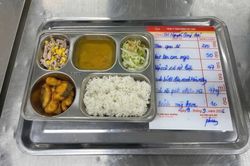 Hà Nội: Công ty thực phẩm giao 16 thùng canh khi học sinh đã ngủ trưa