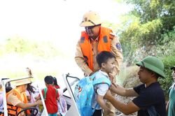 Phó Chủ tịch tỉnh Thái Nguyên 'chốt' thời gian mở bến đò đưa học sinh đến lớp