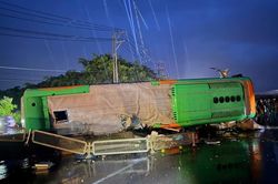 Xe khách tông dải phân cách lật ngang trên quốc lộ, làm 6 người bị thương