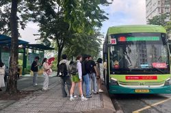 Bất ngờ hình ảnh trạm xe buýt ĐHQG TPHCM sau một ngày 'nghẹt thở'