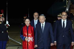 Tổng Bí thư, Chủ tịch nước Tô Lâm và phu nhân đến Paris, bắt đầu thăm Pháp