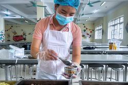 2 ngày liền cơm bán trú giao muộn, trường ở Hà Nội lắp bếp ngay trong đêm