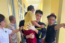 Ninh Bình: Bé trai lớp 2 mắc kẹt trong khe tường ở trường tiểu học