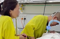 Hà Nội: Hiệu trưởng nghẹn ngào tri ân nam sinh 19 tuổi hiến tạng cứu nhiều người