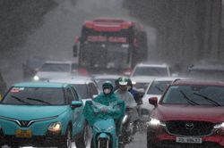 Vùng áp thấp trên Biển Đông khó lường, miền Trung đối mặt mưa lớn dữ dội