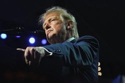 Ông Trump hứa tặng mỗi người dân Mỹ 5.000 USD nếu đảng Cộng hòa thắng cử