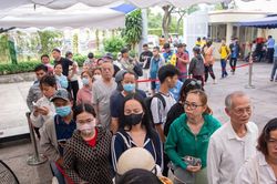Sở GD-ĐT TPHCM: Phụ huynh xếp hàng mua sách giáo khoa do nhiều nguyên nhân