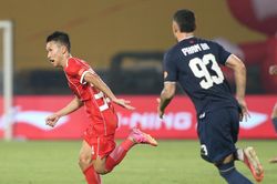 Doãn Ngọc Tân chấn thương nặng sau cú đạp của Văn Hậu